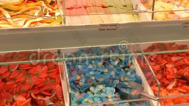 一家食品市场商店柜台上摆放着五颜六色的果冻糖果，德国糖果的名字，糖果的重量都在附近